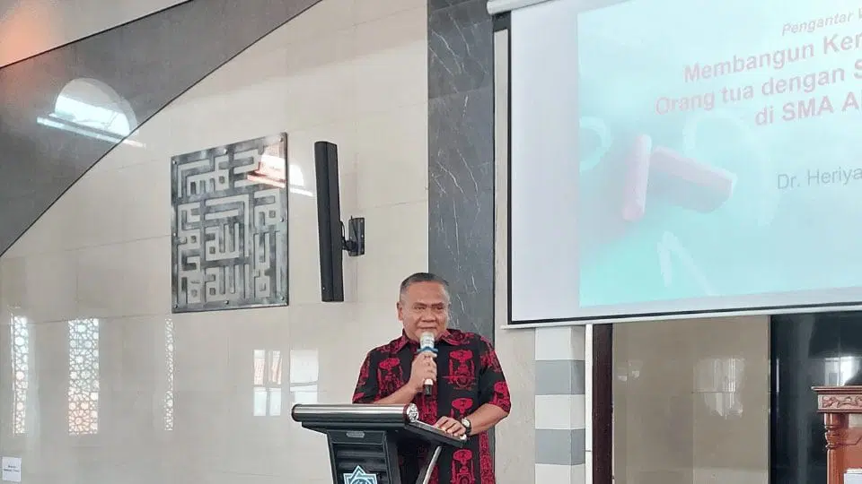 Direktur BPP YBUSS memberi sambutan